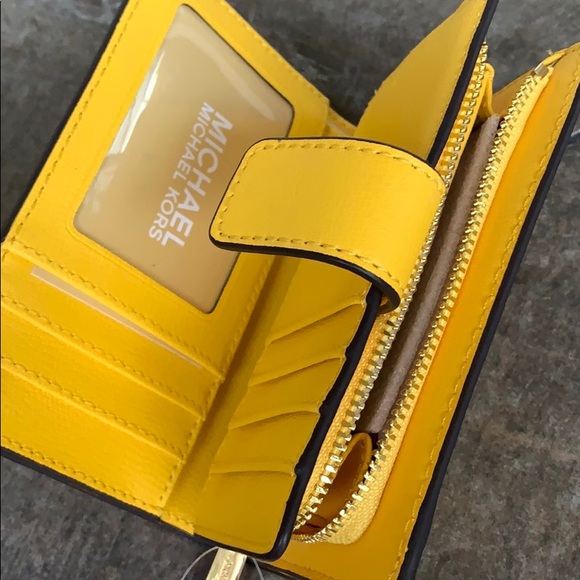 Michael Kors Jet Set Travel BIFLD Zip Coin Wallet - Picture 4 of 16